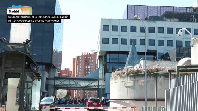 Concentración en Torrespaña de afectados por las oposiciones de RTVE