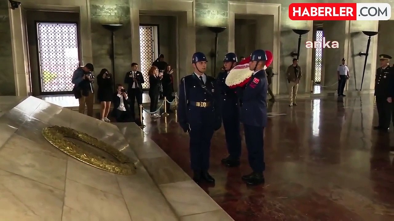 CHP Lideri Özgür Özel ve Almanya SDP Başkanı Klingbeil Anıtkabir'i Ziyaret Etti