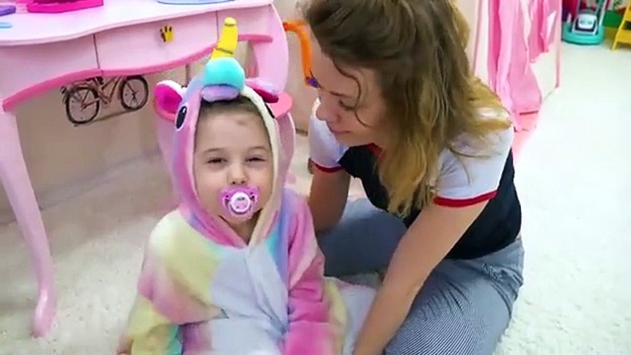 Ева учит и собирается показать поведение детей
