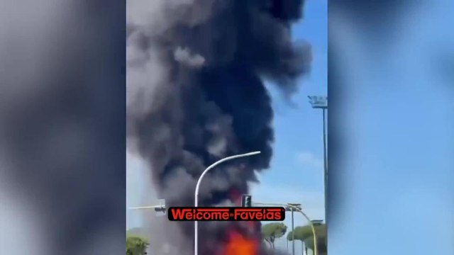Roma, «l'autobus prende fuoco» sulla Laurentina: nel video dei passanti la colonna di fumo nero
