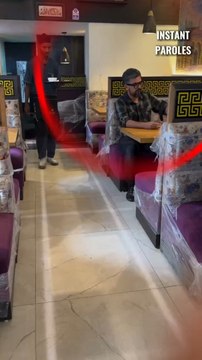 Cet homme aperçoit les chaussures usées d’un serveur puis réalise un geste précieux pour lui