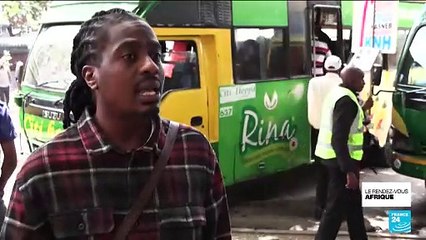 Kenya : un bus après l'autre, un poète itinérant entretient la flamme des manifestations