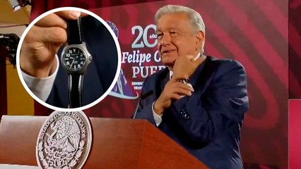 AMLO rifa uno de sus relojes entre la prensa durante su última 'Mañanera'