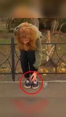 Elle a les chaussures trouees