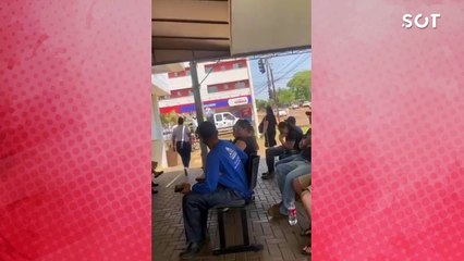Paranhos "desdenha" de pacientes em frente à UPA Brasília, durante campanha em cima de carro aberto