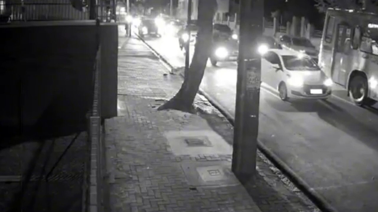 Idoso passa mal, cai na rua e é atropelado; 47...