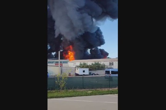 Teramo, incendio in fabbrica chimica: nube di fumo. L'appello: State a casa - Video