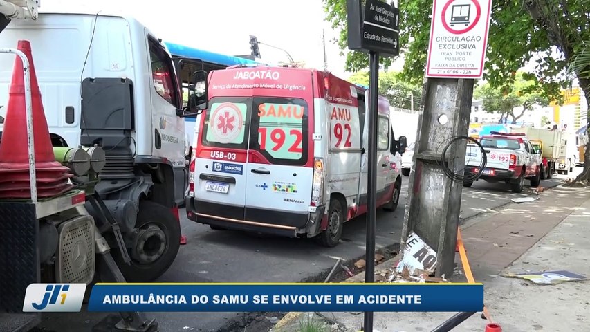 Ambul&#226;ncia do samu se envolve em acidente