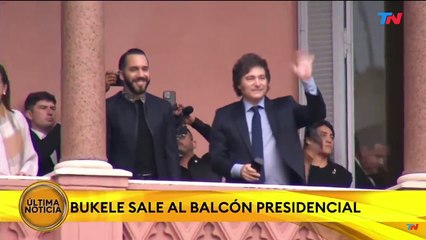 Milei y Bukele saludando en el balcón