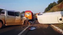 Kombi e Hilux batem de frente na BR-277 em Cascavel