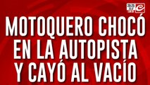 Un motoquero chocó en la autopista y cayó al vacío