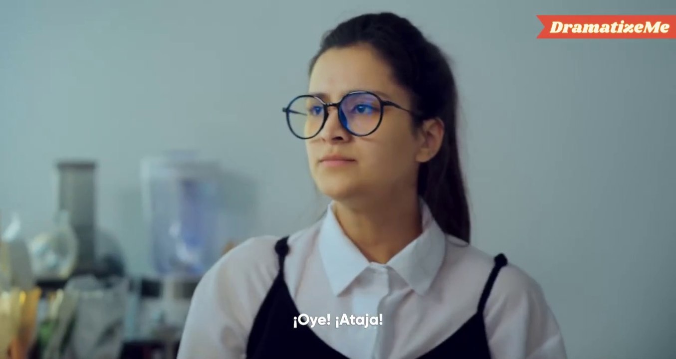 Racista intimidó a una nerd latina, pero el amo...