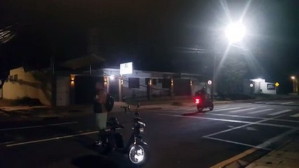 Atenção! Fio caído na Rua Presidente Kennedy é perigo para motociclistas