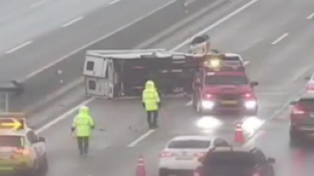 빗길에 고속도로서 차량 전도 사고 잇따라 / YTN