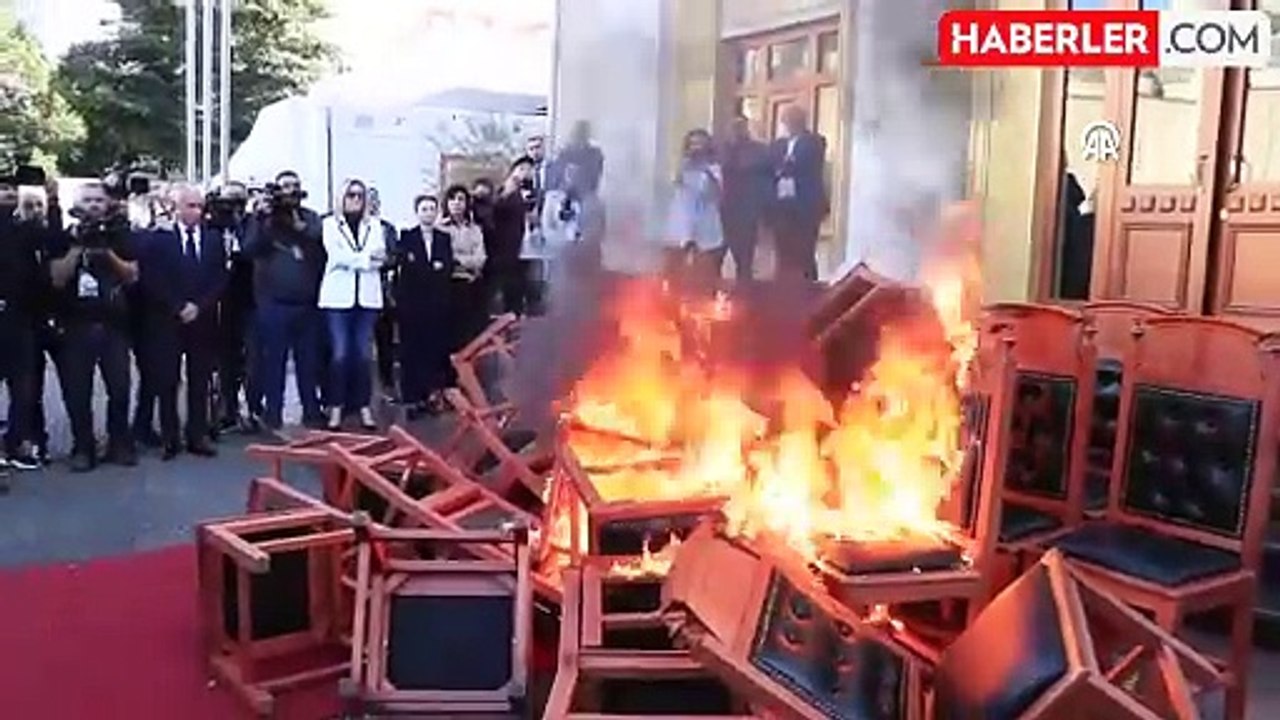 Bizimkilerden beteri de varmış! Arnavutluk'ta hızını alamayan vekiller, meclis sandalyelerini ateşe verdi