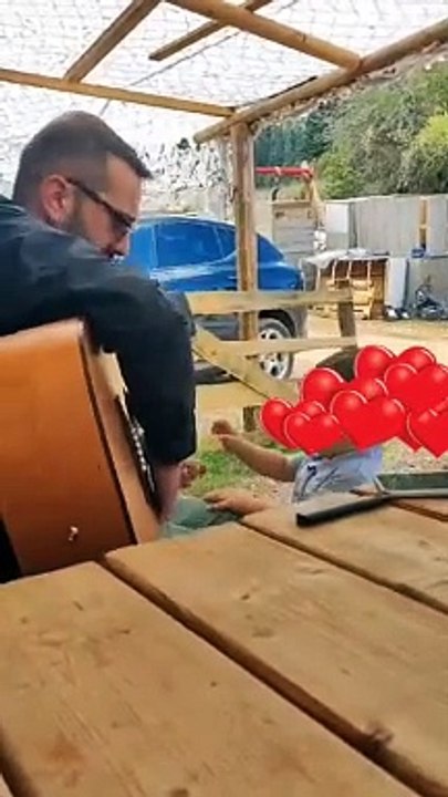 Λεωνίδας Κουτσοπούλος: Παίζει κιθάρα και τραγου...