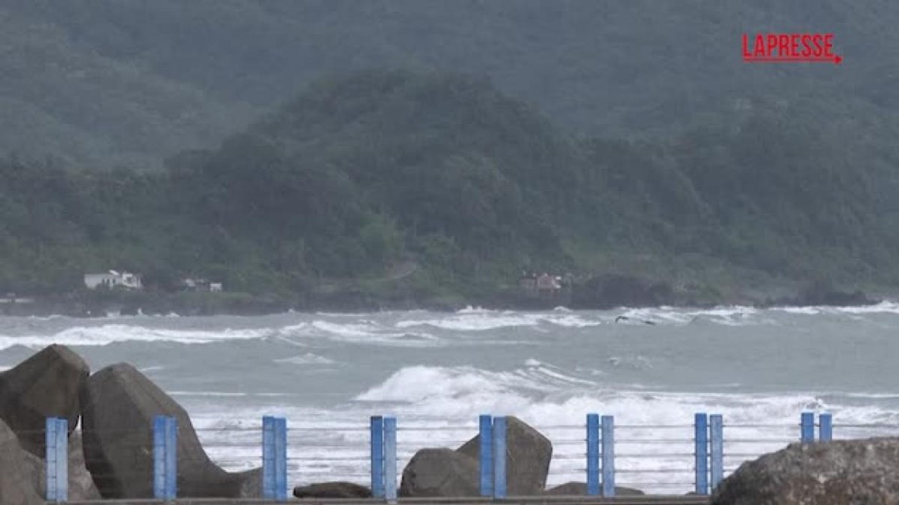 Taiwan, scuole chiuse per l'arrivo del tifone Krathon