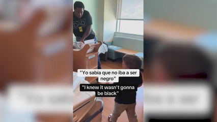 Télécharger la video: La frase inocente al ver el color de un bebé parte de risa a sus padres confirma que los niños no tienen filtro