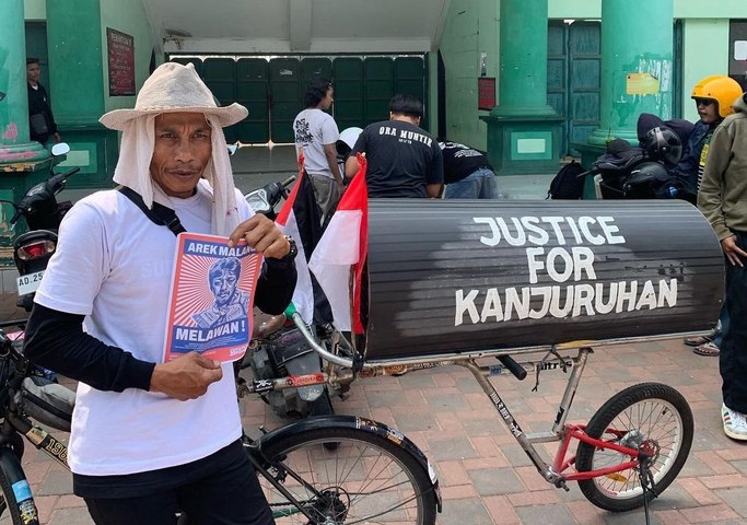 Gowes Keranda Ebes Midun untuk Mencari Keadilan bagi Korban Tragedi Kanjuruhan