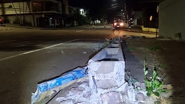 Caminhão derruba poste e arranca fiação no Parque São Paulo