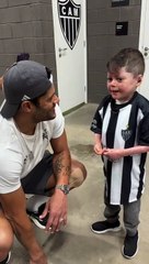 Pequeno Gui encontra com Hulk e pede para ele 'pegar leve com o Vasco'