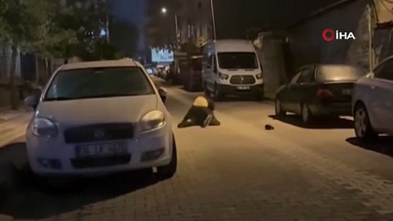 Sultangazi'de Dehşet Anları Kamerada: Yerde Yatan Kişiyi Yumrukladı