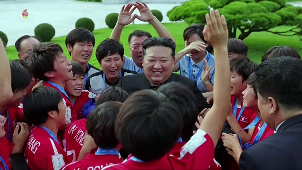 Estimado camarada Kim Jong Un recebe e felicita campeãs da Copa do Mundo de futebol feminino sub-20 e comissão técnica