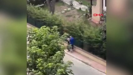 Скачать видео: Başakşehir'de güpegündüz eve giren şüpheliler, dövülerek polise teslim edildi