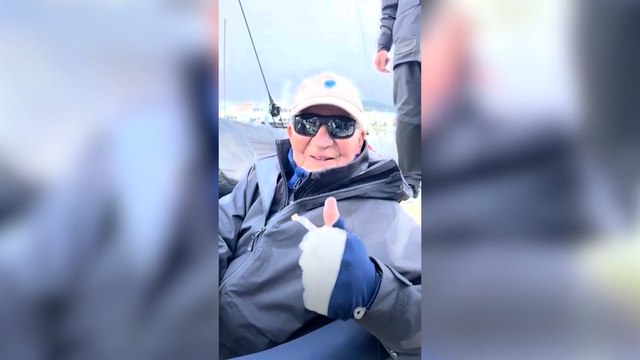 El Rey Juan Carlos celebra su victoria en la primera jornada de regatas en Sanxenxo