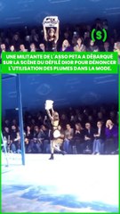 SIMONE - NEWS : Une militante de PETA a fait irruption sur un podium pour dénoncer l'utilisation des plumes dans la mode