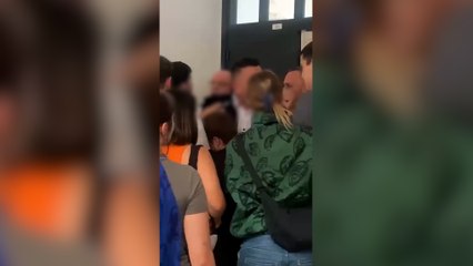 El profesor de la Universidad Vasca acusado de misoginia y homofobia, rodeado de estudiantes