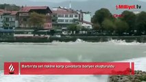 Bartın’da sel riskine karşı çuvallarla bariyer oluşturuldu