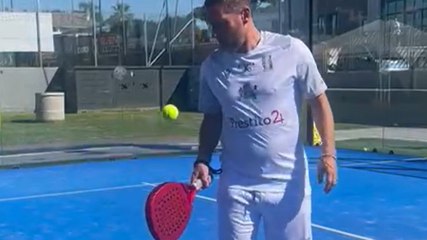 下载视频: Totti, la classe non ha età! Il Pupone dà spettacolo sul campo da padel