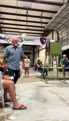 un homme dépense 4 000 $ pour la guitare de Taylor Swift juste pour la casser (VIDEO)