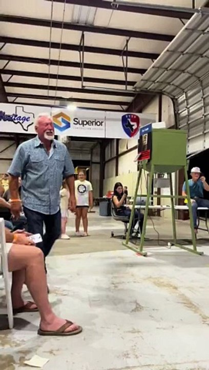 un homme dépense 4 000 $ pour la guitare de Taylor Swift juste pour la casser (VIDEO)