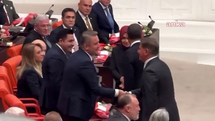 Bahçeli, tehdit ettiği Özgür Özel'le Genel Kurul'da tokalaştı