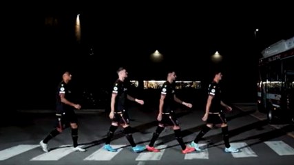 Bologna total black contro il Liverpool: maglia presentata in stile Abbey Road