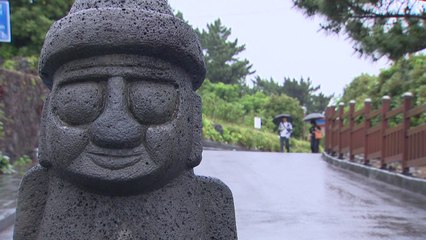 연휴 기온 뚝, 산간 '얼음'...태풍 수증기로 '남동부 80mm 비' / YTN