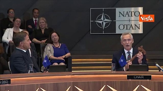 Il passaggio di consegne tra Stoltenberg e Rutte alla guida della Nato