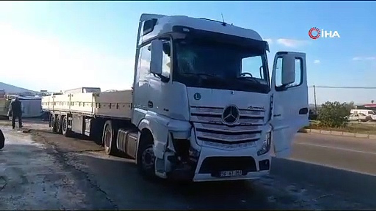 Tır, boş servise arkadan çarptı!