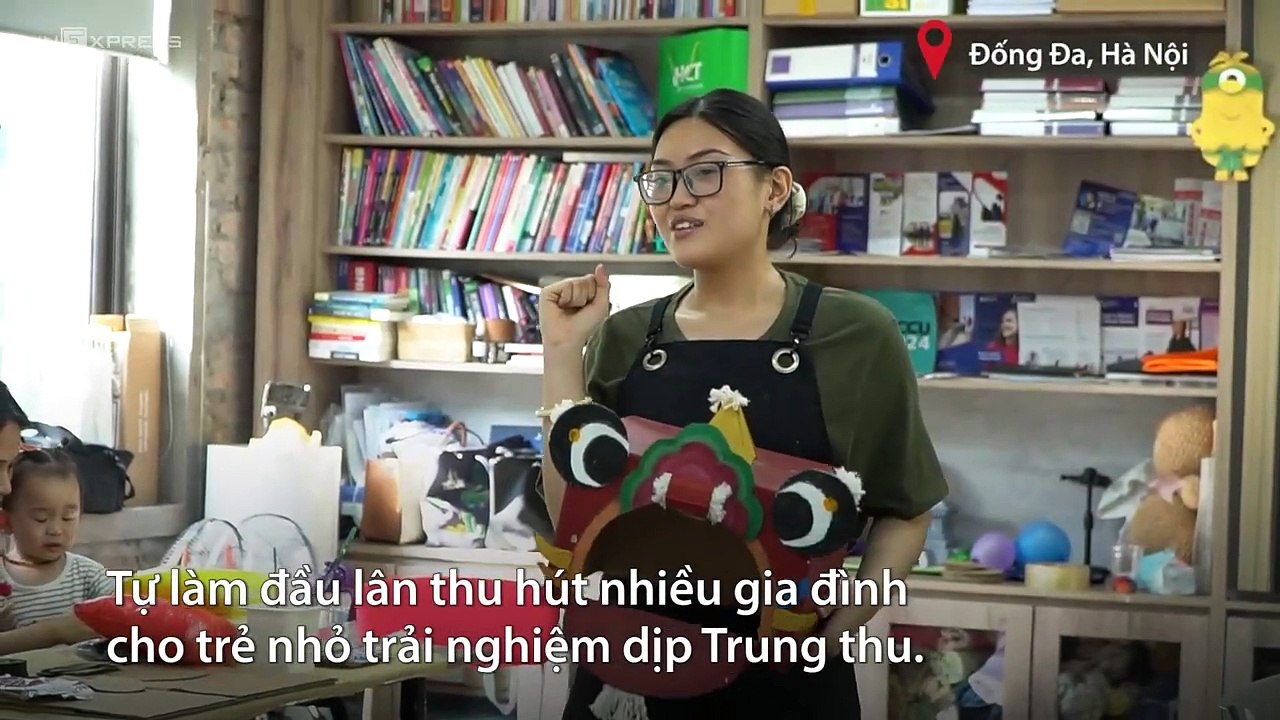 Trẻ nhỏ hào hứng trải nghiệm làm đầu lân Trung thu