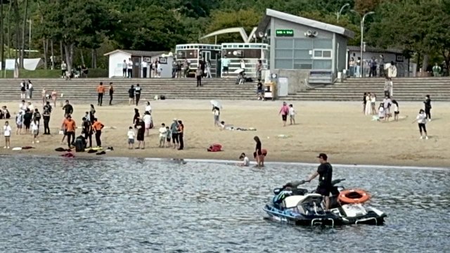 여수 해수욕장서 10대 여학생 3명 물에 빠져...1명 사망 / YTN