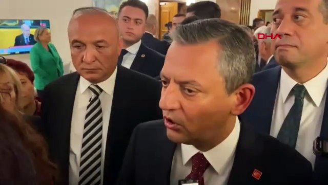 Özgür Özel'den 'ayağa kalkma' eleştirilerine yanıt
