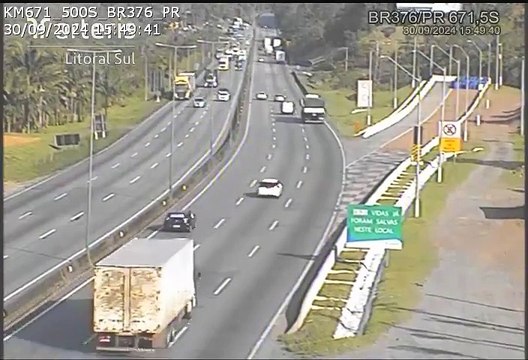 Caminhão com salgadinhos fica sem freios e quase perde entrada na área de escape da BR-376