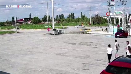 Kavşakta beklenmedik kaza: O anlar kamerada