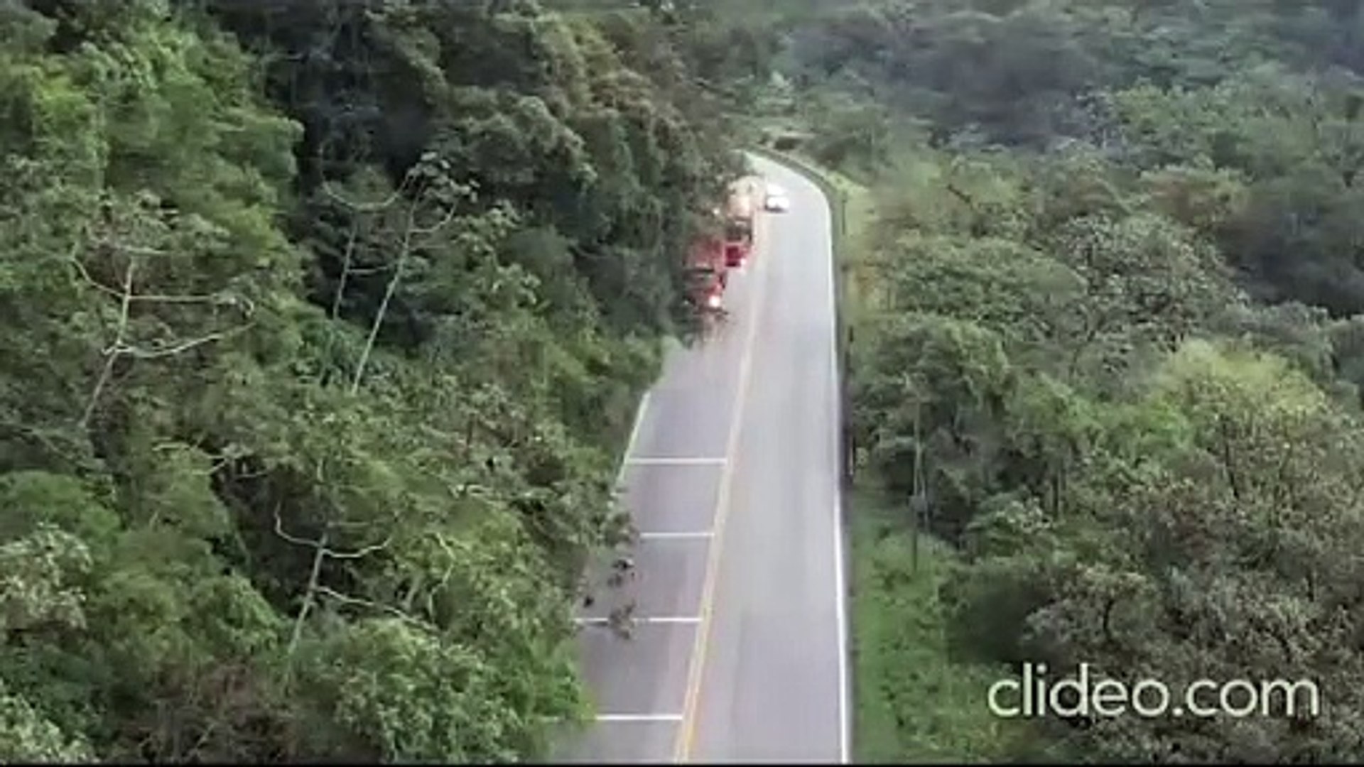 Vídeo mostra momento em que veículos arriscam manobra em local proibido da SC-418, em Joinville