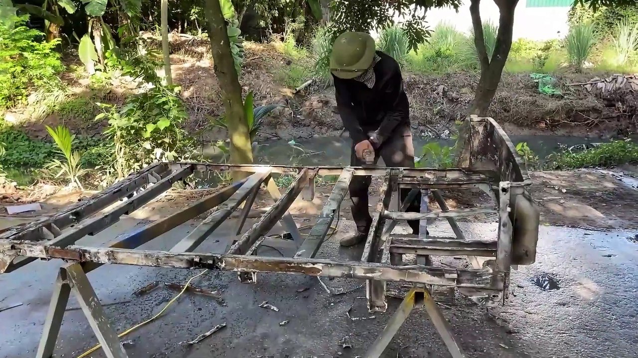 A soaking truck was found in the river, and the eldest brother not only brought it home, but also repaired it with his craftsmanship