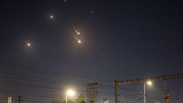 Irán lanza al menos 200 misiles contra Israel