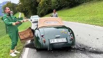 Il détruit sa voiture de collection en pleine route et ça coute très cher