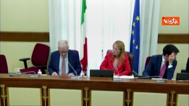 Mantovano in Commissione legge testo di Sfera Ebbasta: Esalta la marijuana, ma non ? droga leggera